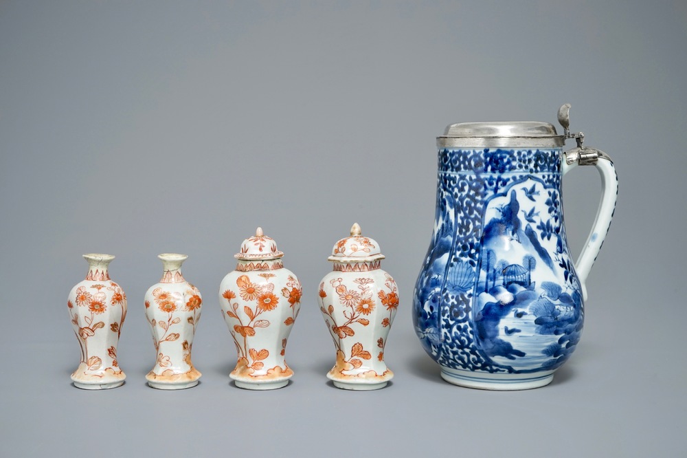 Une chope en porcelaine Arita de Japon &agrave; monture en argent et une garniture miniature, Edo, 17/18&egrave;me