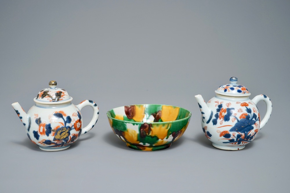 A pair of Chinese Imari-style teapots and a spinach and egg bowl, Kangxi