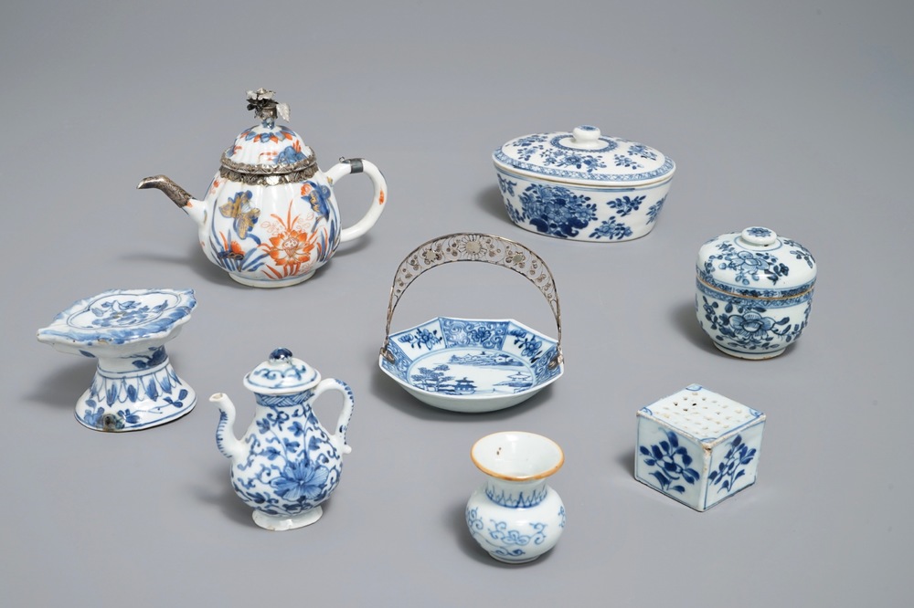 Een gevarieerd lot Chinees blauwwit en Imari-stijl porselein, 18e eeuw