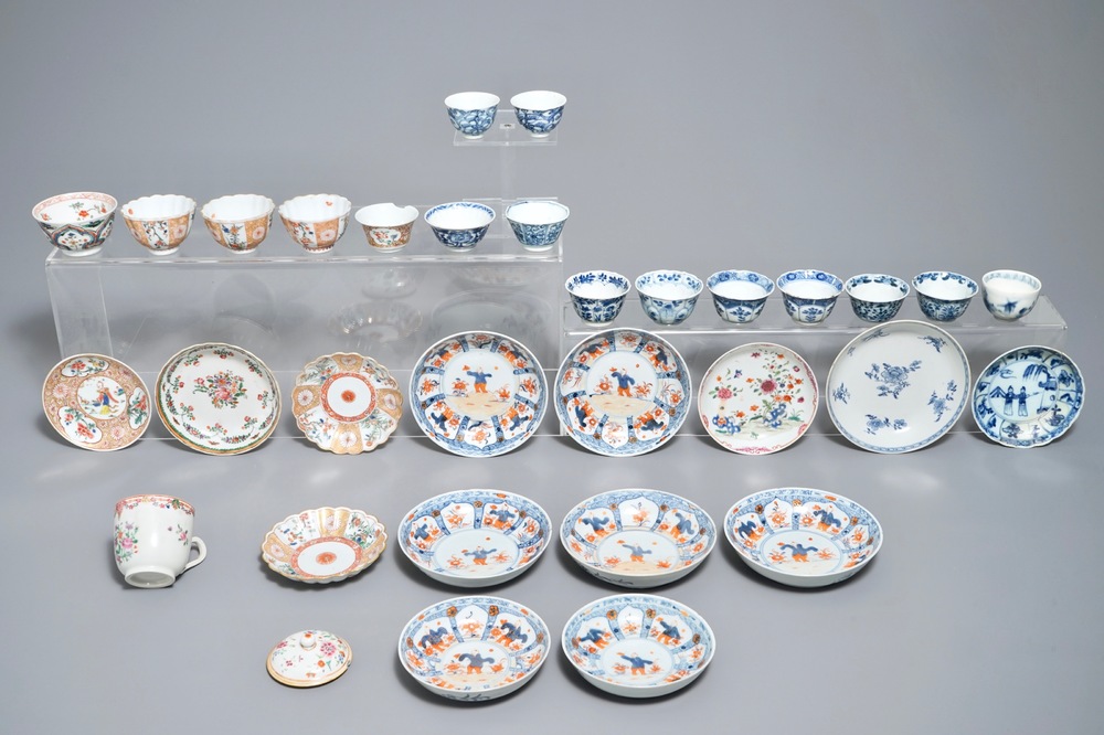 Een collectie Chinese famille rose, verte en blauwwitte koppen en schotels, Kangxi/Qianlong