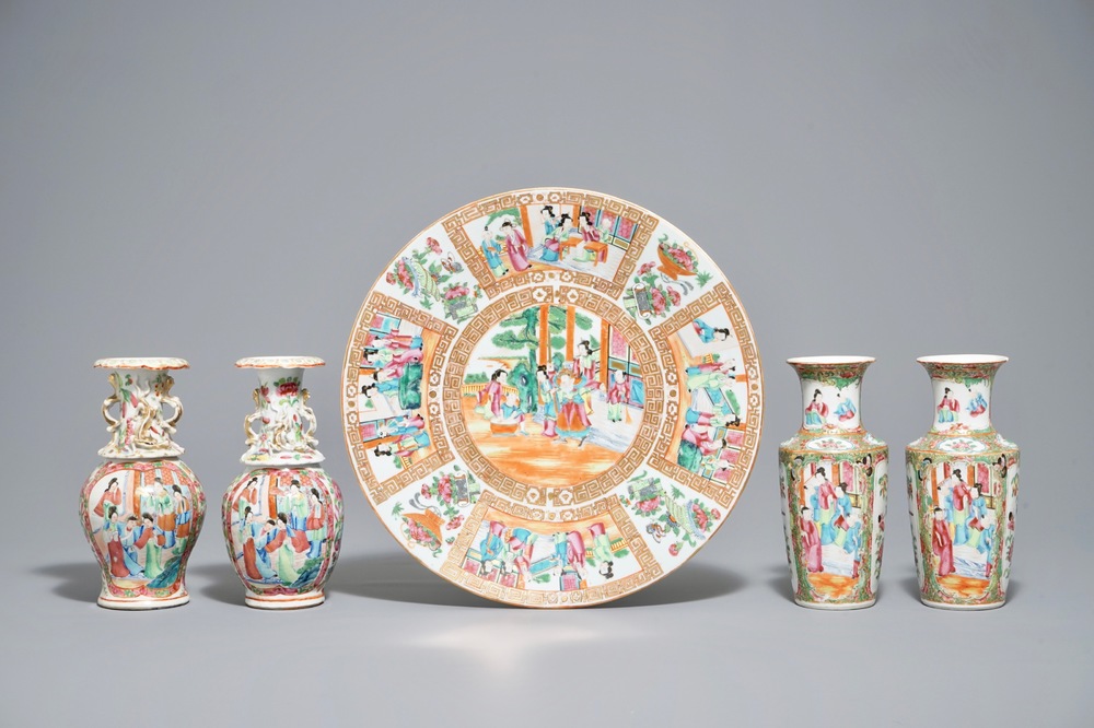 Deux paires de vases et un plat en porcelaine de Chine famille rose de Canton, 19&egrave;me