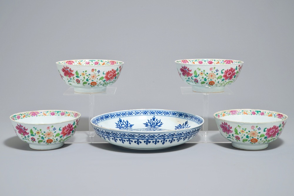 Quatre bols et un plat pour le march&eacute; islamique en porcelaine de Chine famille rose et bleu et blanc, 17/18&egrave;me