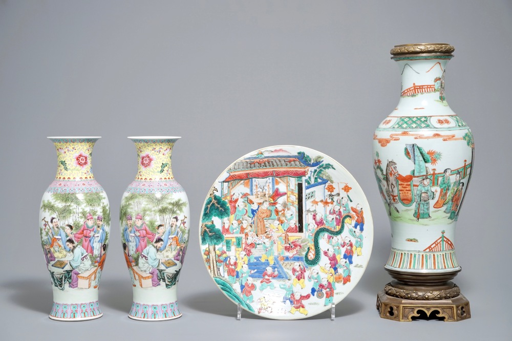Trois vases et un plat &agrave; d&eacute;cor des 'cent gar&ccedil;ons' en porcelaine de Chine famille rose et verte, 19/20&egrave;me