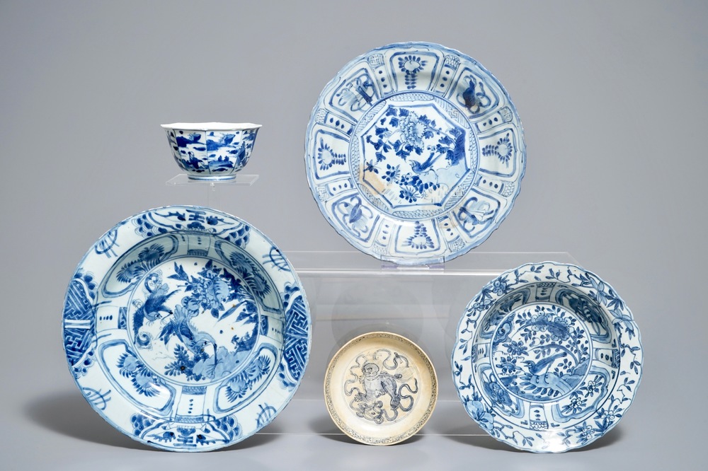 Vijf Chinese blauwwitte kommen en borden, Wanli, Tianqi en Transitie periode