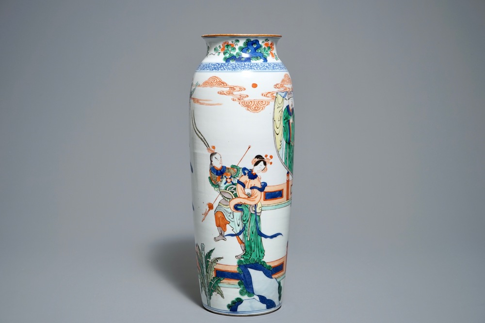 A Chinese Kangxi-style famille verte rouleau vase with figurative design around, 19th C.
