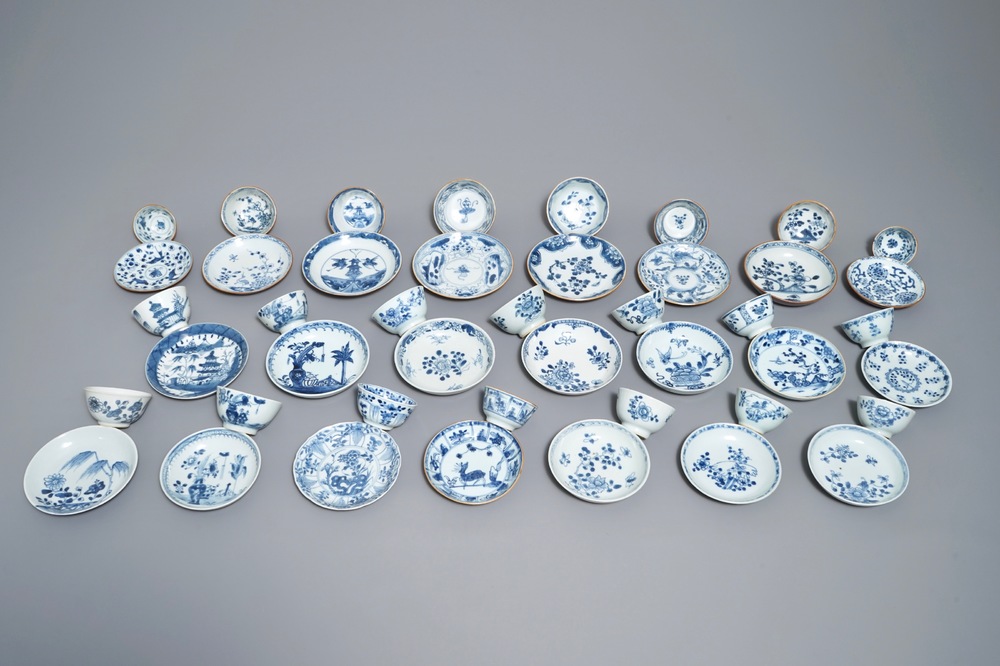 22 sets of Chinese blue and white cups and saucers, Kangxi/Qianlong