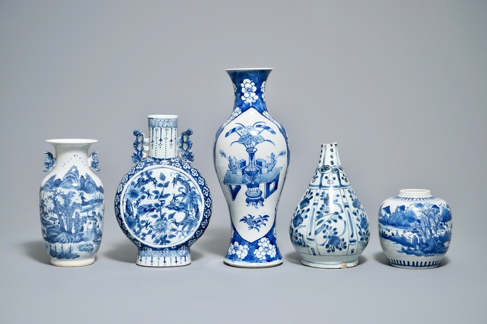 Vijf diverse Chinese blauwwitte vazen, Wanli en 19/20e eeuw