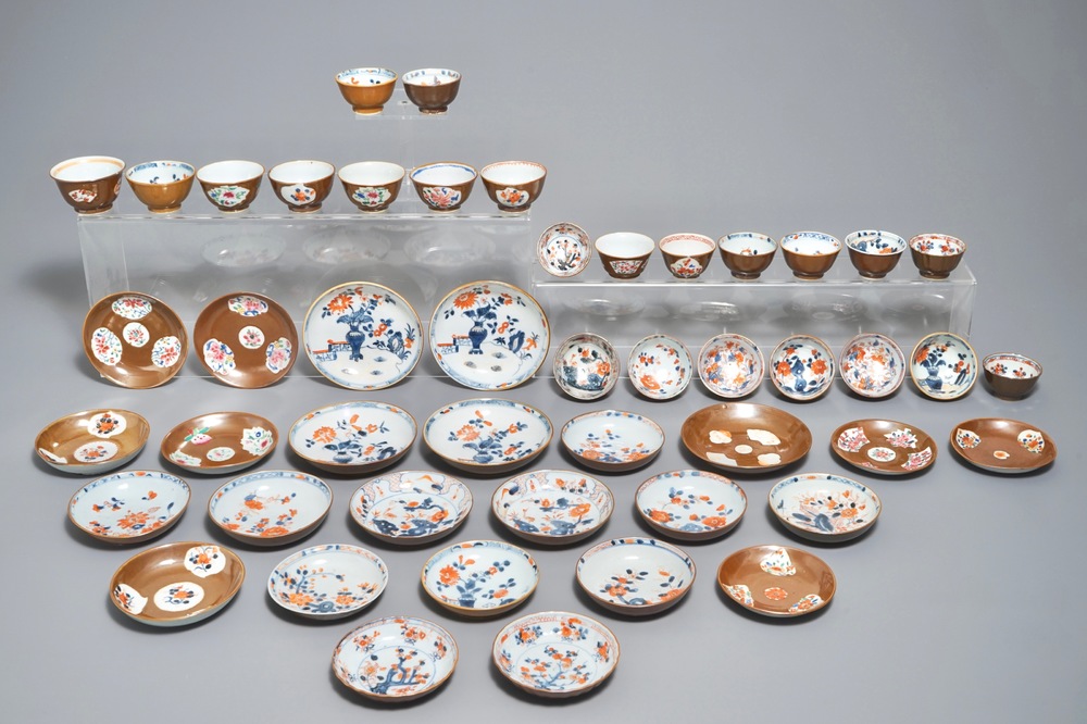 Un lot de 23 tasses et 25 soucoupes en porcelaine de Chine &agrave; fond brun capucin, Qianlong