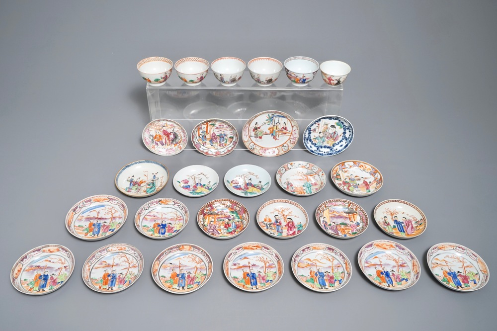 Een collectie Chinese koppen en schotels met mandarijns decor, Qianlong