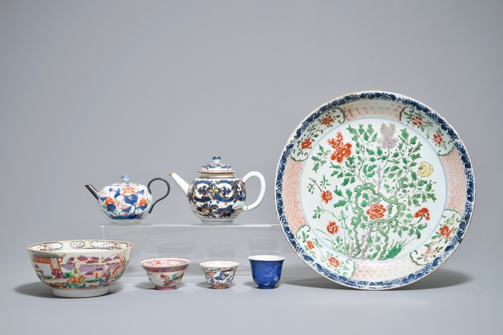 Trois tasses, deux th&eacute;i&egrave;res, un bol et un plat en porcelaine de Chine famille verte et autre, Kangxi et apr&egrave;s