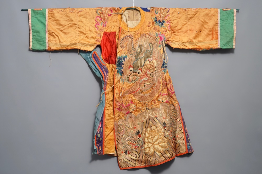 A Chinese gold-thread embroidered silk opera costume with dragon design, 19/20th C.
