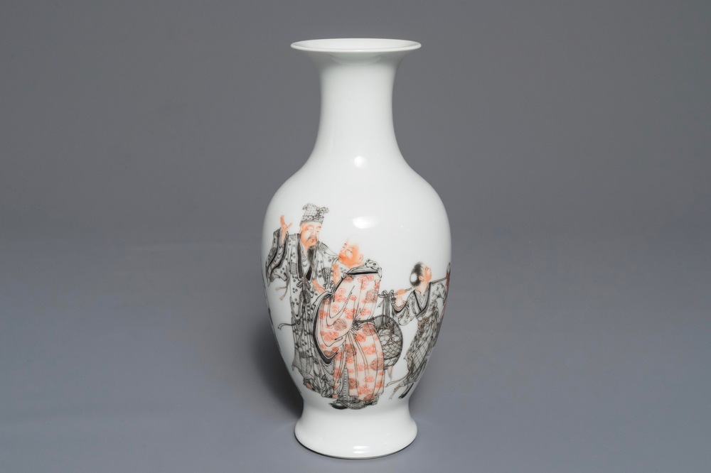 Een Chinese vaas met figuren in grisaille en ijzerrood, Republiek, 20e eeuw