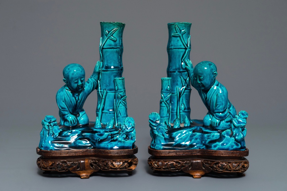 Een paar Chinese turquoise geglazuurde wierrookhouders op houten sokkel, 19e eeuw