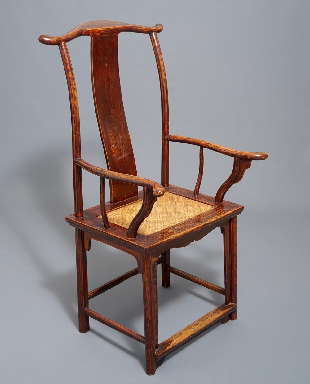 Une chaise en bois d'orme du type &quot;&quot;official's hat&quot;, Chine, 19&egrave;me