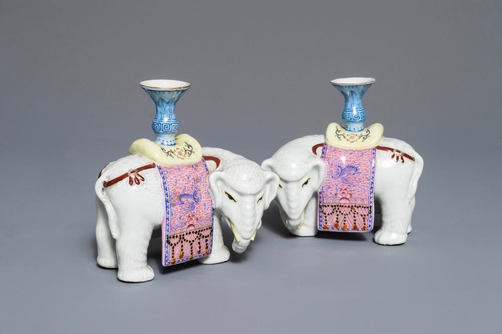 Une paire de bougeoirs en forme d'&eacute;l&eacute;phant en porcelaine de Chine famille rose, 19&egrave;me