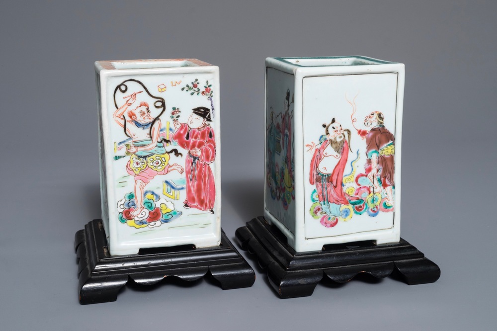 Twee vierkante Chinese famille rose penselenbekers met onsterfelijken, Yongzheng