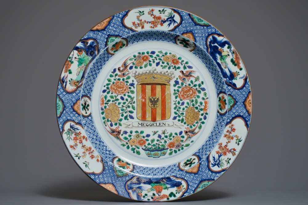 Een Chinese verte-Imari 'Provincie' schotel met het wapen van Mechelen, Kangxi/Yongzheng