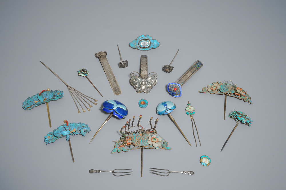 Twintig Chinese sieraden met ijsvogelveren, jade, koraal, zilver en verguld metaal, Qing en 20e eeuw