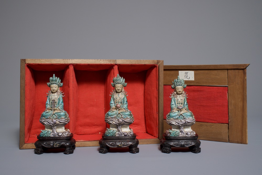 Trois figures de Bouddha en &eacute;maille sur biscuit, Chine, 19&egrave;me