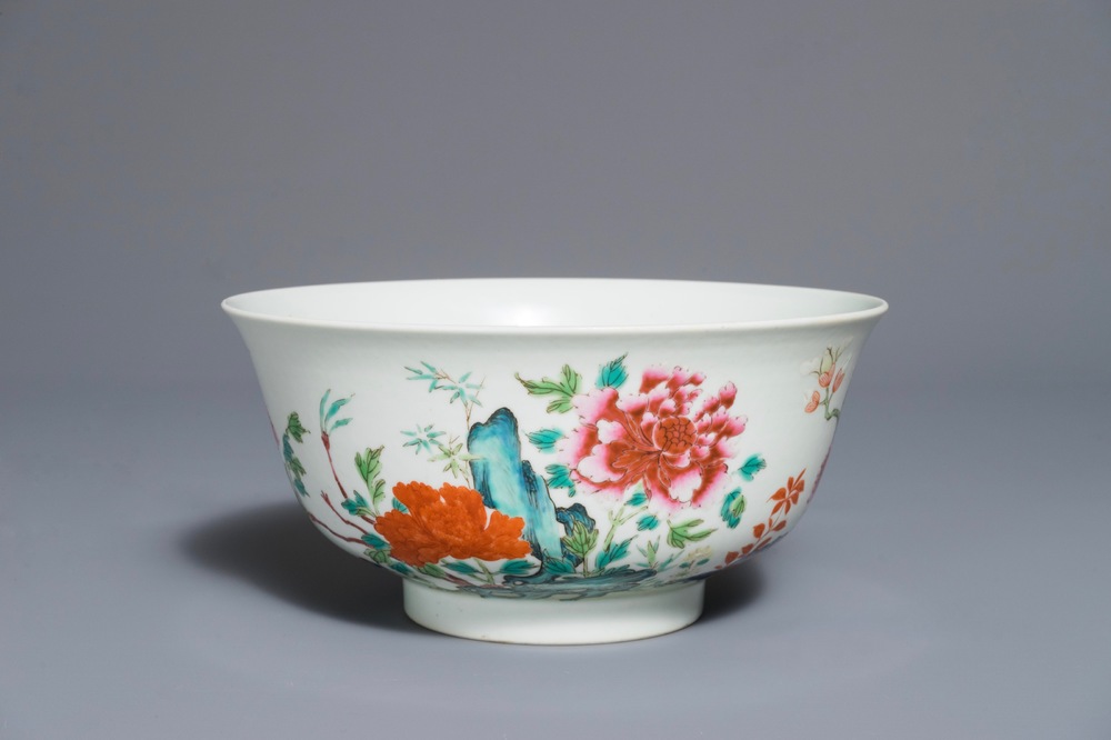 A Chinese famille rose bowl with flowers, Daoguang mark, 19/20th C.