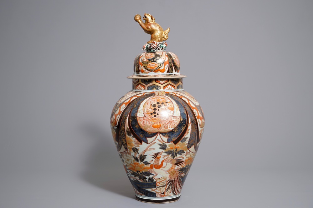 A large Japanese Imari vase and cover, Edo, 17/18th C.