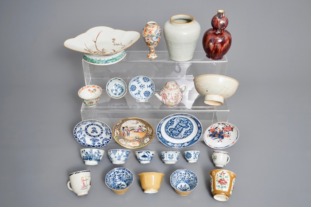 Een diverse collectie Chinees porselein, Ming en later