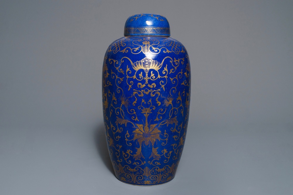 Un grand pot couvert en porcelaine de Chine bleu poudr&eacute; &agrave; d&eacute;cor dor&eacute;, 19&egrave;me