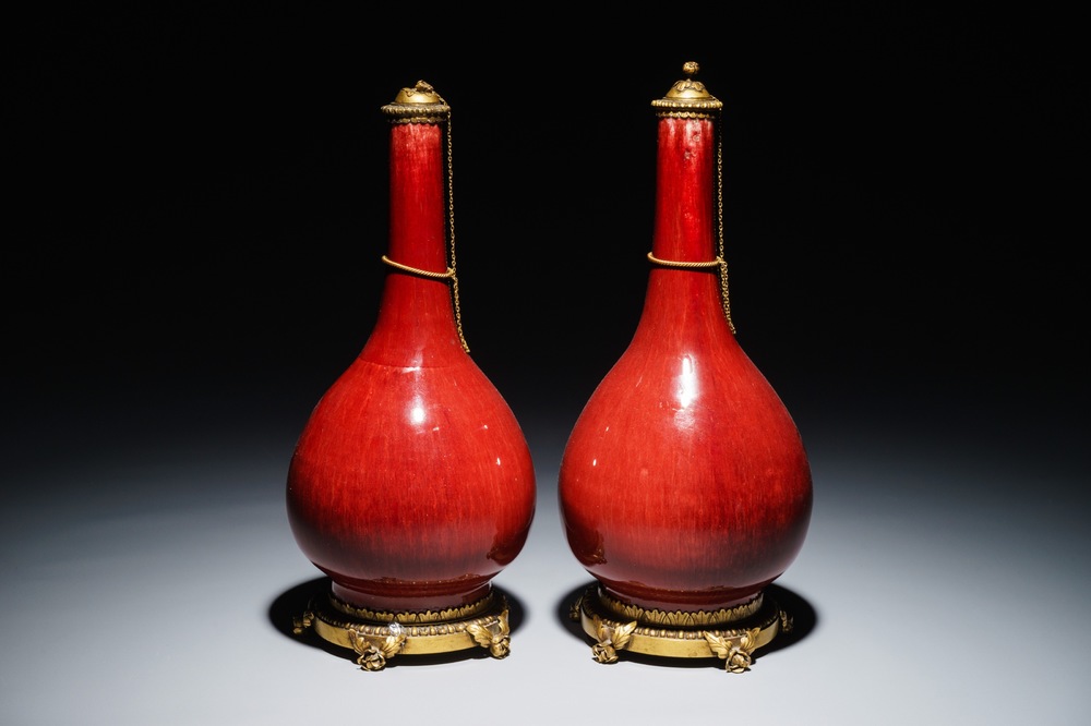 Une paire de vases en porcelaine de Chine sang de boeuf aux montures en bronze dor&eacute;, 19&egrave;me