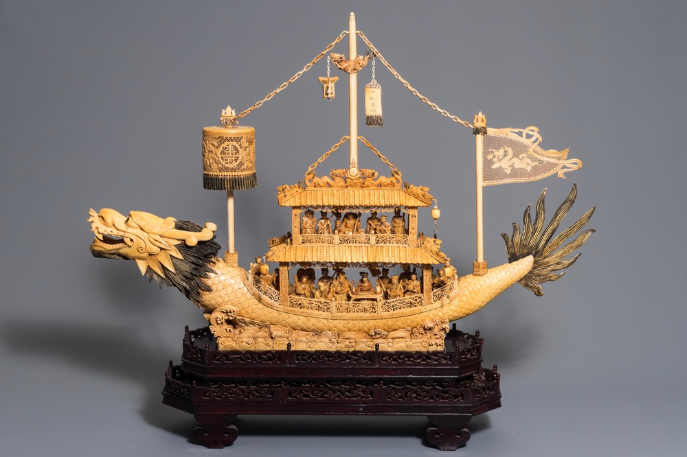 Een grote Chinese ivoren drakenboot op houten sokkel, 19e eeuw