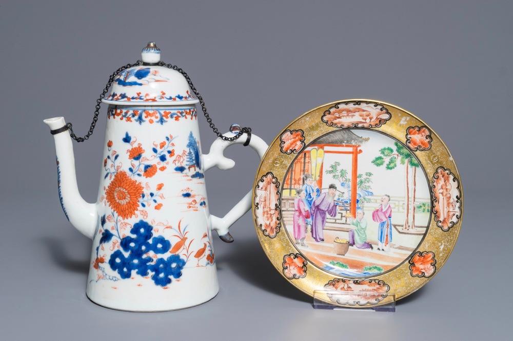 Een Chinese Imari-stijl koffiepot en een famille rose Rockefeller bord, Qianlong en Jiaqing