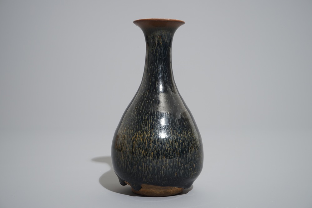 Un vase Jianyao de forme yuhuchunping de type &quot;fourrure de li&egrave;vre&quot;, Song ou apr&egrave;s