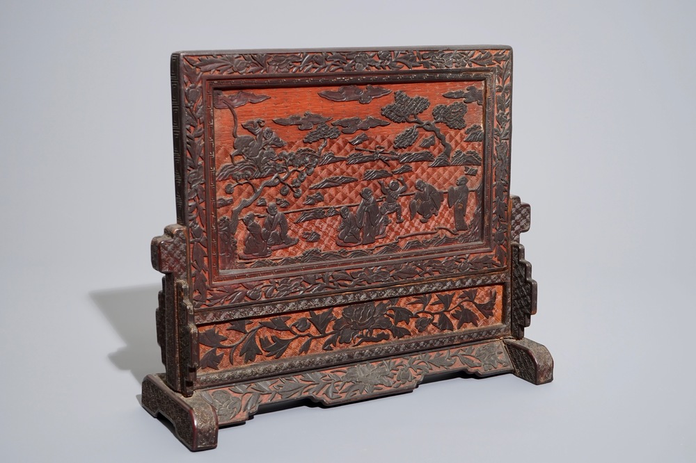 Een Chinees rood en zwart lakwerk tafelscherm met figuren, 19/20e eeuw