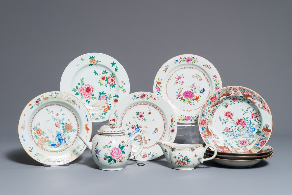 Huit assiettes, une th&eacute;i&egrave;re et une sauci&egrave;re en porcelaine de Chine famille rose, Qianlong