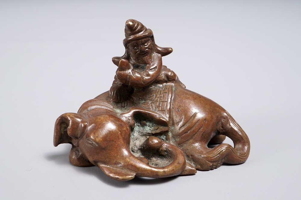 A Chinese bronze scroll or paper weight shaped as an elephant with rider, 19/20th C.