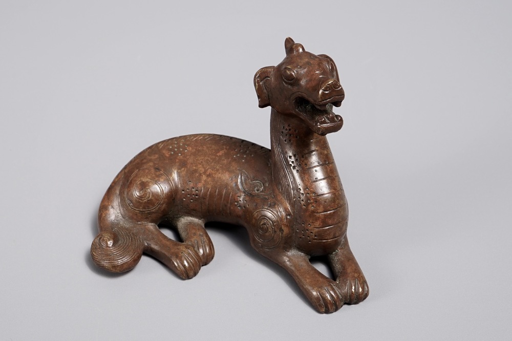 A Chinese bronze scroll or paper weight shaped as a pixiu, 18/19th C.