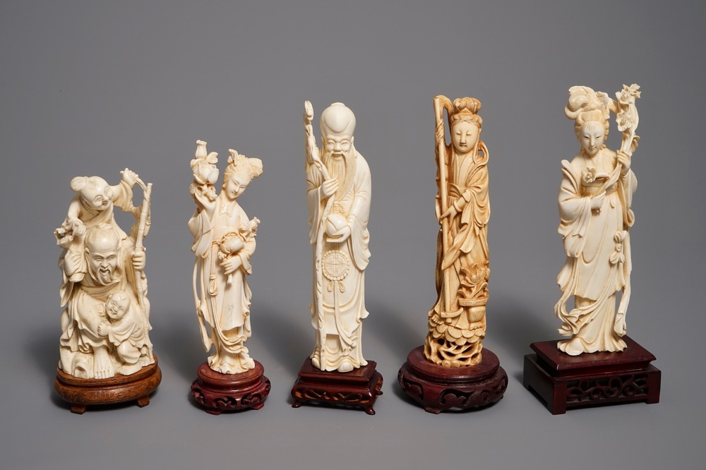 Cinq figures en ivoire sculpt&eacute; sur socles en bois, Chine, 19/20&egrave;me