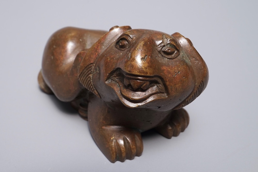 A Chinese bronze scroll or paper weight shaped as a mythical beast, 18/19th C.