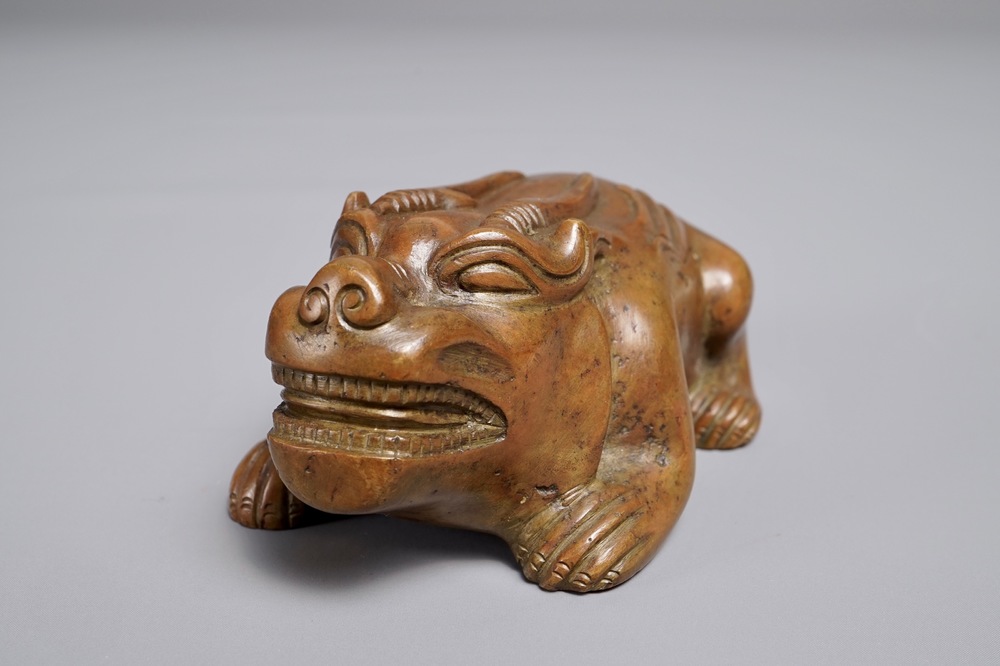 A Chinese bronze scroll or paper weight shaped as a bixie, 18/19th C.