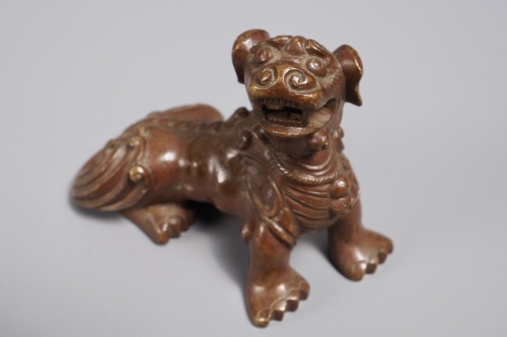 Un presse-papiers en bronze en forme de lion bouddhiste ou Shishi, Chine, 18/19&egrave;me