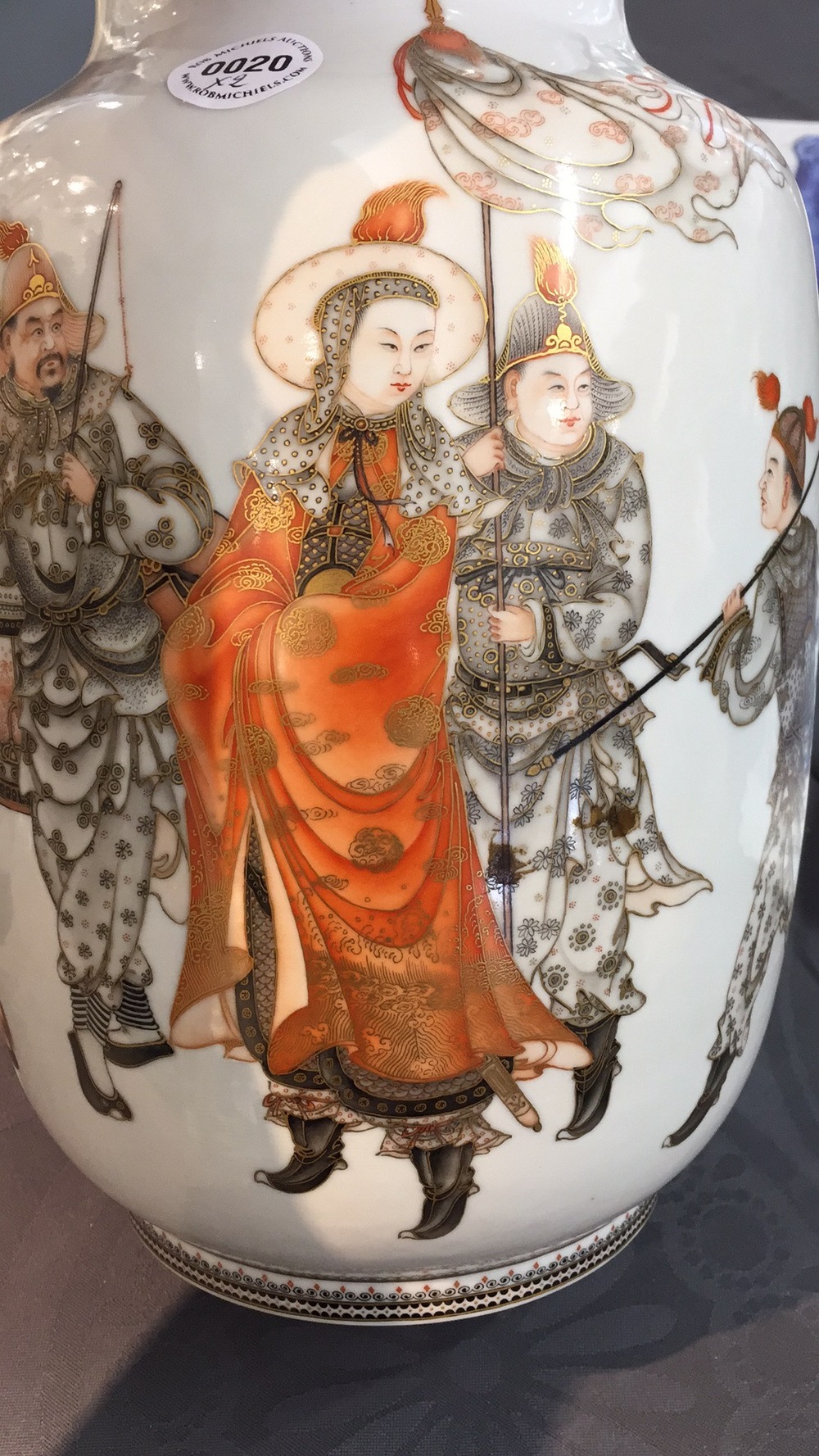 Une paire de vases en porcelaine de Chine &agrave; d&eacute;cor de guerriers, R&eacute;publique, 20&egrave;me