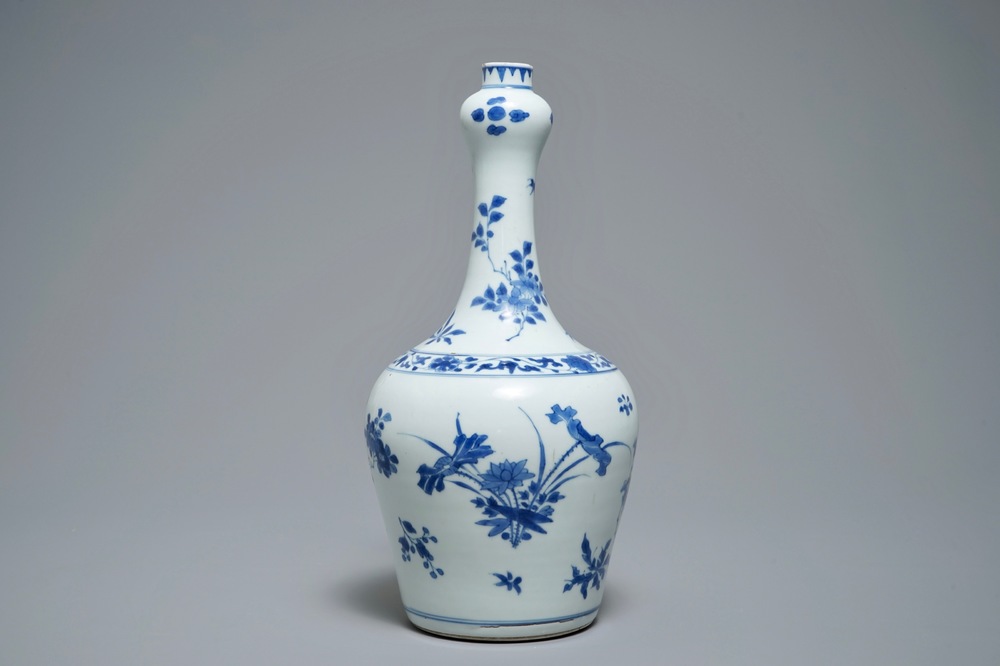 Een Chinese blauwwitte flesvormige vaas met floraal decor, Transitie periode