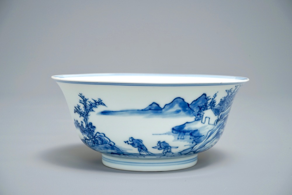 Un bol en porcelaine de Chine bleu et blanc &agrave; d&eacute;cor d'un paysage raffin&eacute;, marque et &eacute;poque de Yongzheng