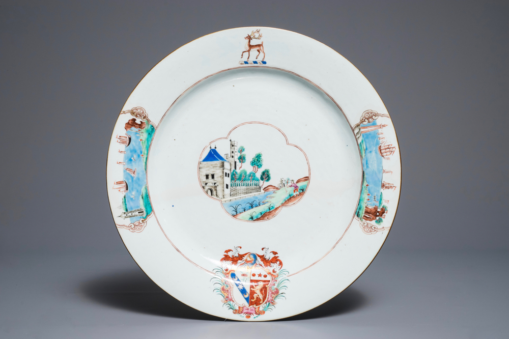Un plat armori&eacute; en porcelaine de Chine famille rose pour le march&eacute; anglais, Yongzheng/Qianlong