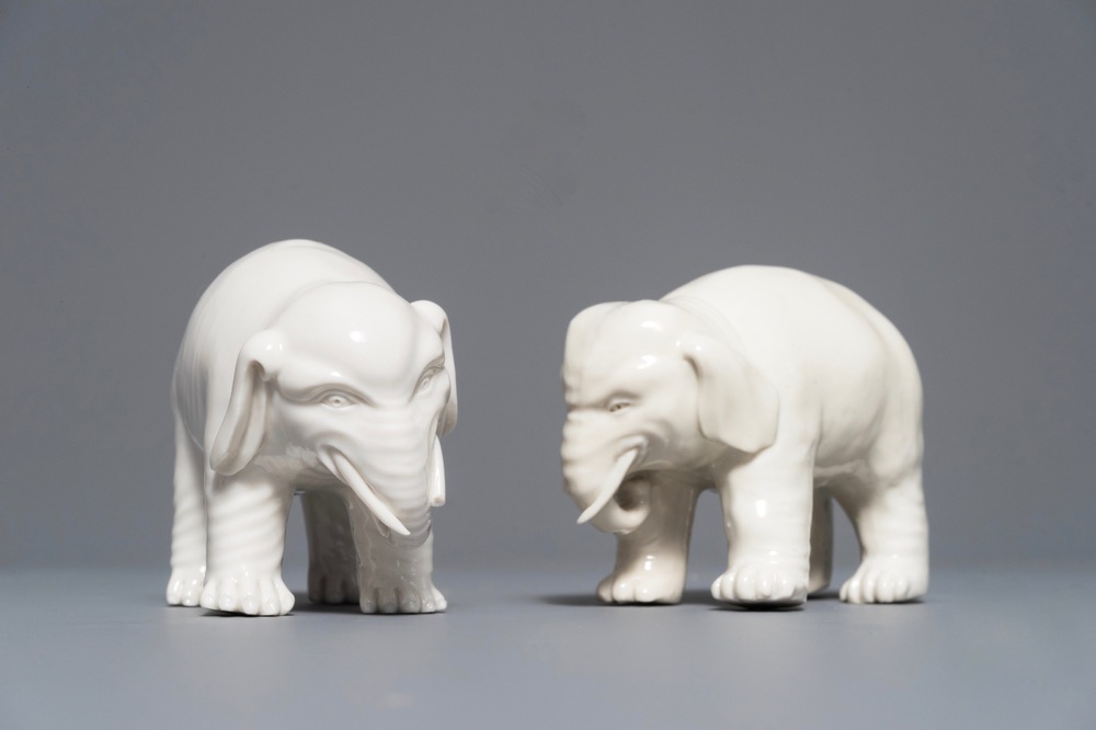 Une paire de mod&egrave;les d'&eacute;l&eacute;phants en porcelaine blanc de Chine de Dehua, 18/19&egrave;me