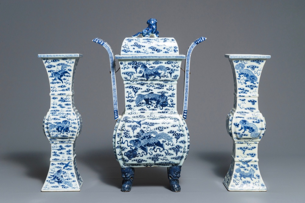 Une garniture d'autel au br&ucirc;le-parfum en porcelaine de Chine bleu et blanc, 19&egrave;me