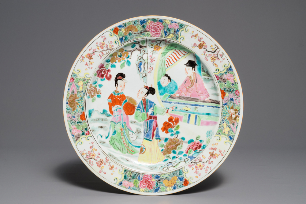 Un plat en porcelaine de Chine famille rose &agrave; d&eacute;cor de figures dans un jardin, Yongzheng