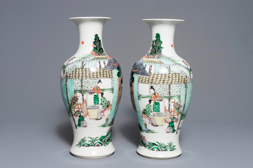 Une paire de vases en porcelaine de Chine famille verte, 19&egrave;me