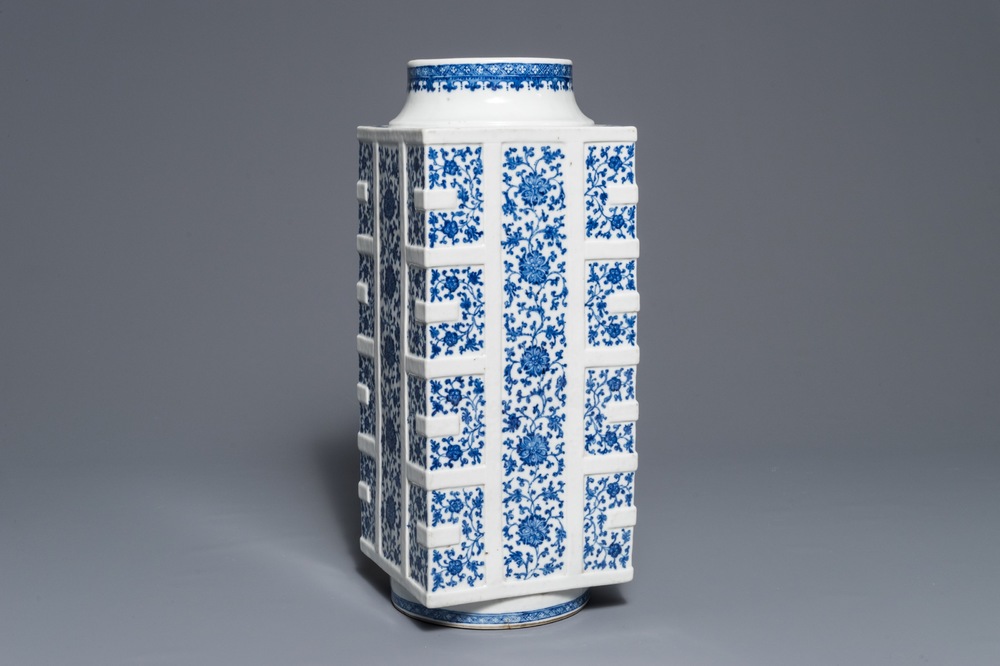 A large Chinese blue and white cong vase with lotus scrolls, 18/19th C.
