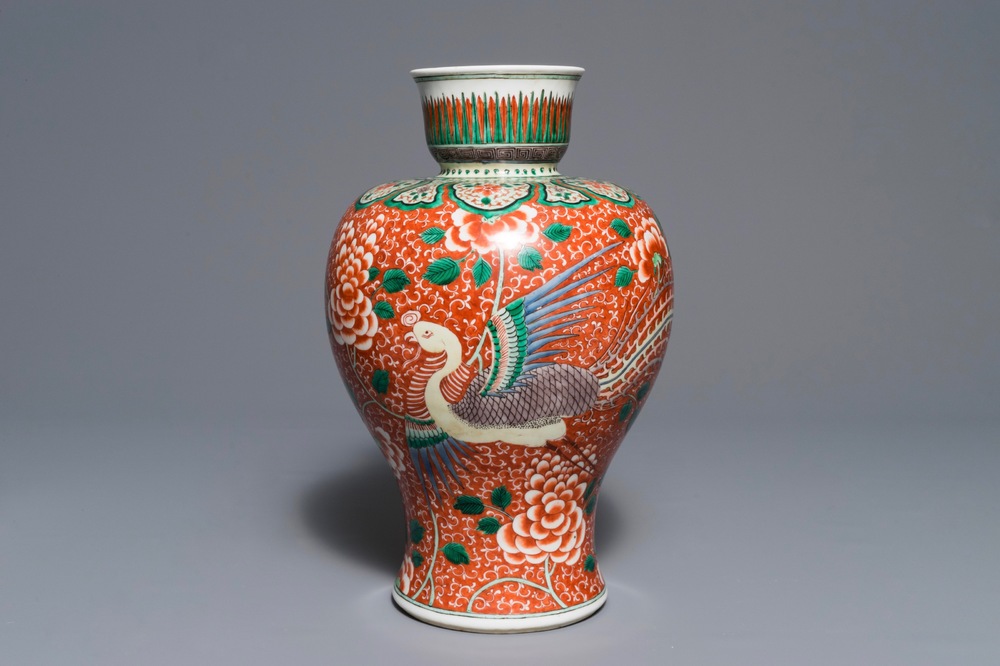 A Chinese famille verte coral ground vase with phoenixes, 19/20th C.