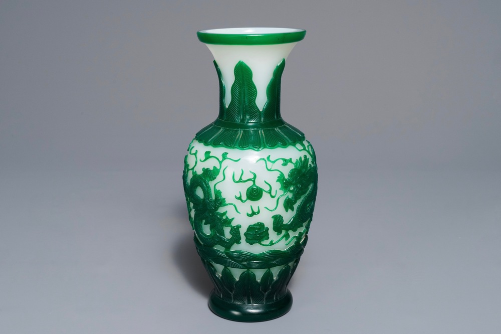 Een Chinese Peking glas vaas met groen decor op witte fondkleur, Qianlong reli&euml;fmerk, 19e eeuw